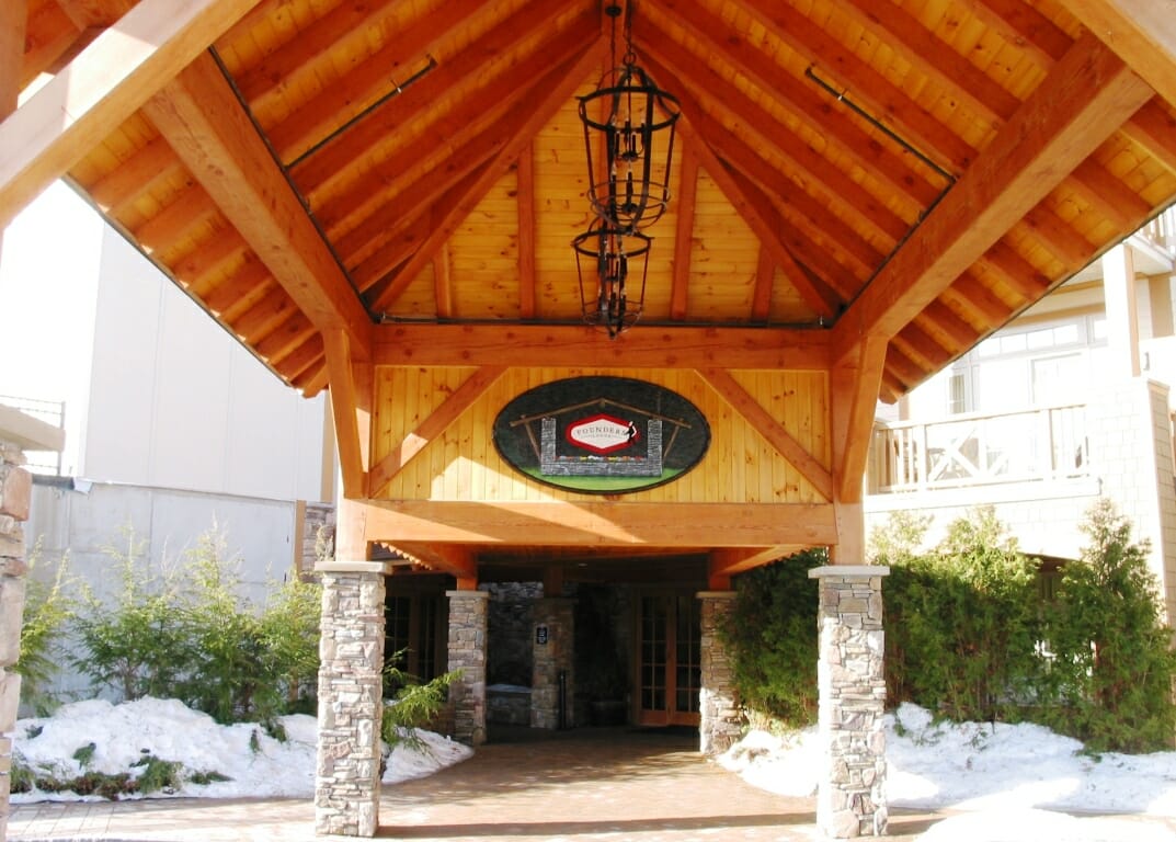 Timber Ski Lodge: Open Air Porte Cochere